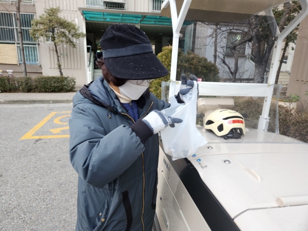 프레시매니저가 1인 가구에게 전해줄 건강음료를 챙기고 있다.