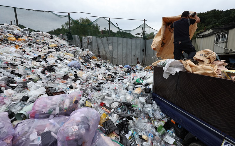 서울의 한 재활용 센터에 쌓여있는 생활폐기물.(ⓒ뉴스1, 무단 전재-재배포 금지)