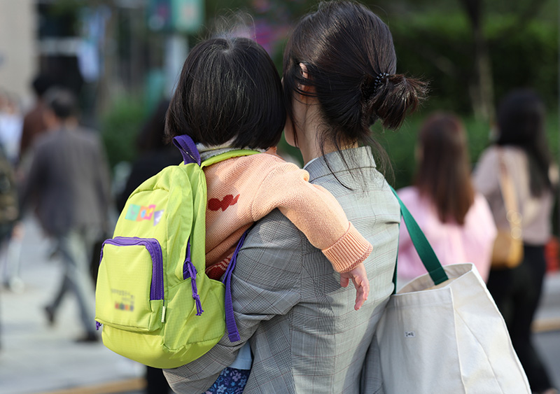 아이가 엄마 품에 안겨 등원하고 있다. (ⓒ뉴스1, 무단 전재-재배포 금지)