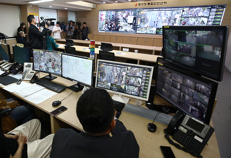 서울 중구청 통합안전센터에서 관계자들이 지능형 CCTV관제시스템으로 명동거리를 살펴보며 인파관리를 하고 있다. (ⓒ뉴스1, 무단 전재-재배포 금지)