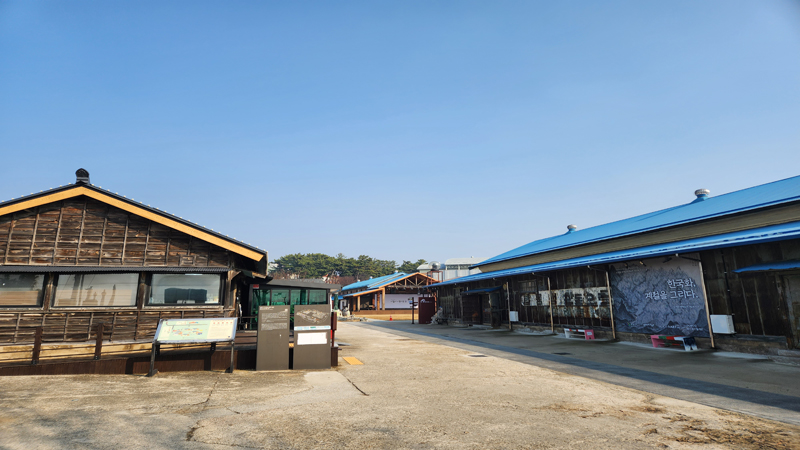 삼례문화예술촌은 1920년대 지어진 양곡 적재를 위한 목조구조 건물을 고스란히 보존해 등록문화재로 지정되기도 했다.