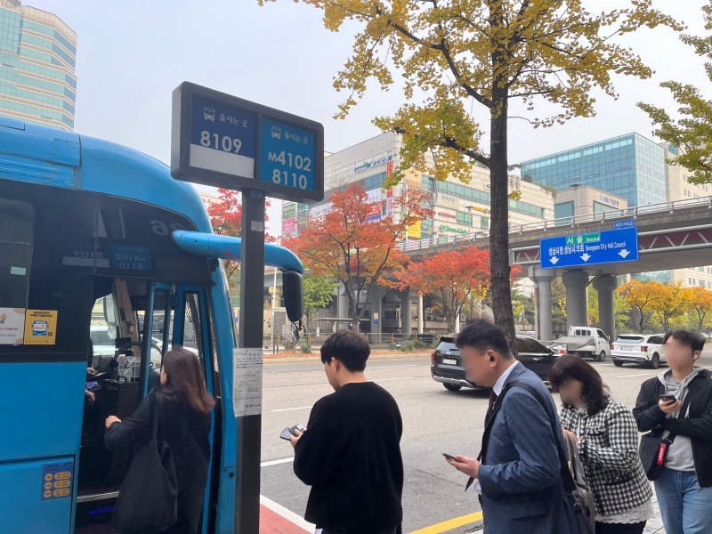 버스정류장에서 예약한 버스를 기다리는 시민들