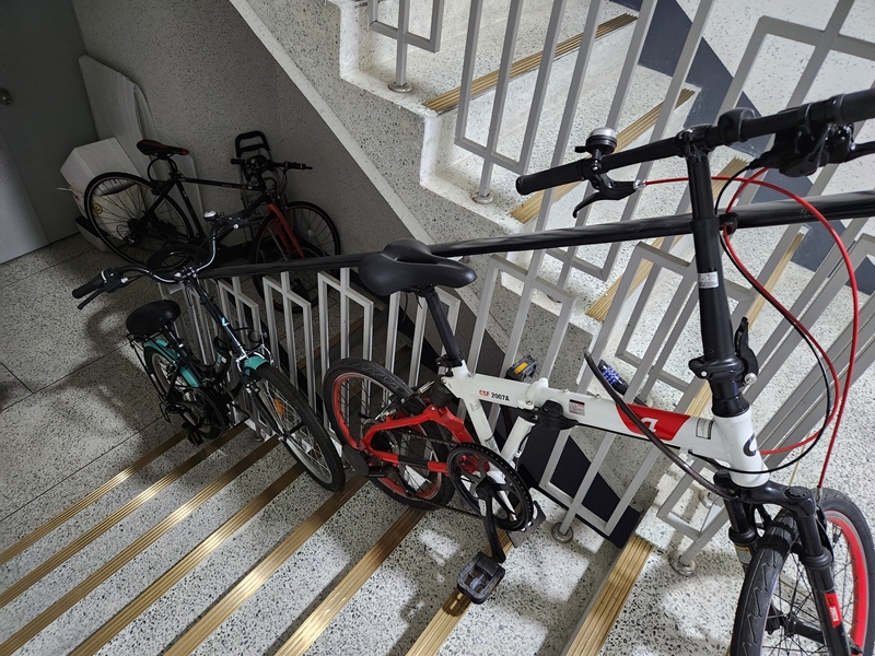 계단 난간에 자전거를 위태롭게 매달아놓았다.
