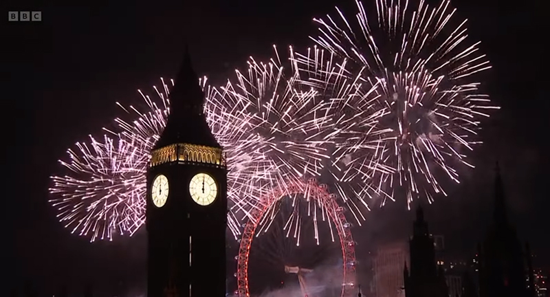 새해 0시를 가리키는 빅벤과 이에 맞춰 터져 나오는 불꽃. (BBC방송화면 캡쳐)