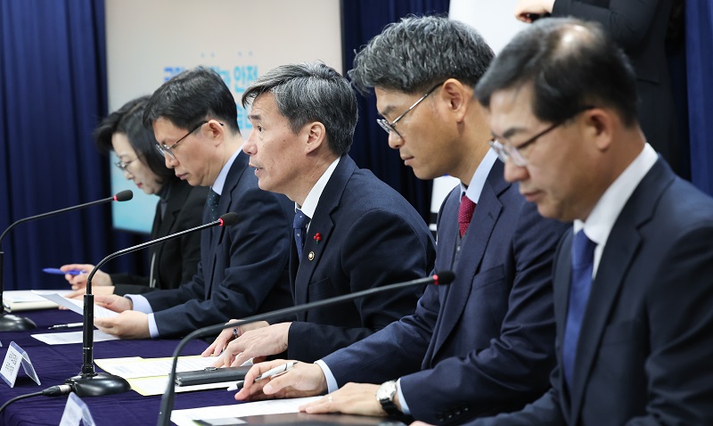 박구연 국무조정실 국무 1차장(왼쪽에서 세 번째)이 8일 서울 종로구 정부서울청사에서 후쿠시마 오염수 방류 관련 일일 브리핑을 하고 있다.(ⓒ뉴스1, 무단 전재-재배포 금지)