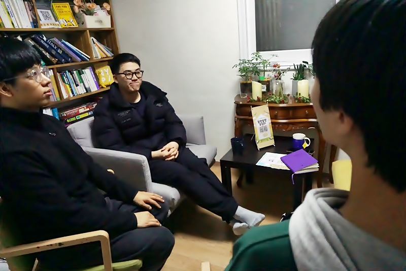 이야기를 함께 나눈 세 청년들.