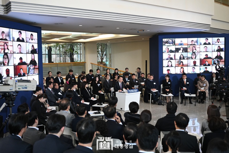 온·오프라인으로 질의응답을 나누는 국민과 각 부처의 장.(사진 출처=대한민국 대통령실 누리집)