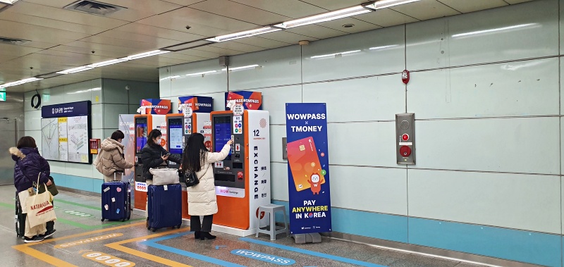 환전, 교통카드, 결제 기능이 하나로 통합된 올인원 와우패스를 발급하기 위해 줄을 서고 있었다.