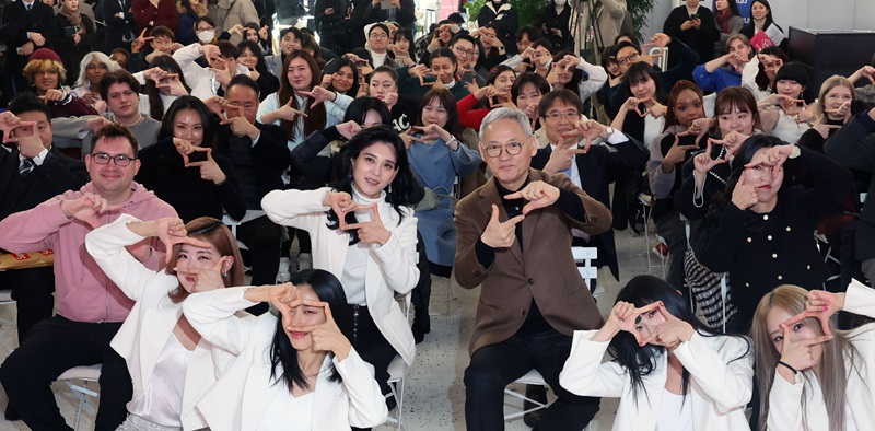 유인촌 문화체육관광부 장관과 이부진 한국방문의해위원장이 11일 서울 중구 온드림 소사이어티에서 열린 2024 코리아그랜드세일 개막식에서 참석자들과 기념촬영을 하고 있다. (사진=문화체육관광부)