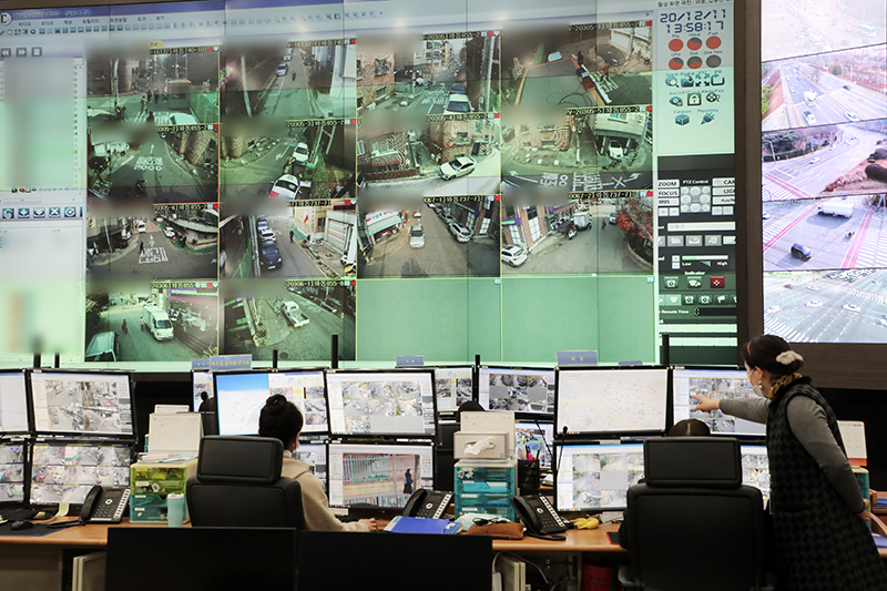 경기도 안산시 도시정보센터에서 관계자들이 폐쇄회로(CC)TV를 살펴보고 있다. (ⓒ뉴스1, 무단 전재-재배포 금지)