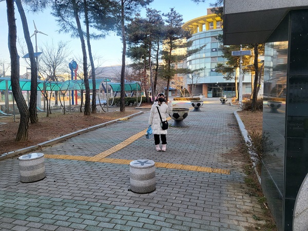 학교 앞 등교를 앞두고 해맑은 아이.