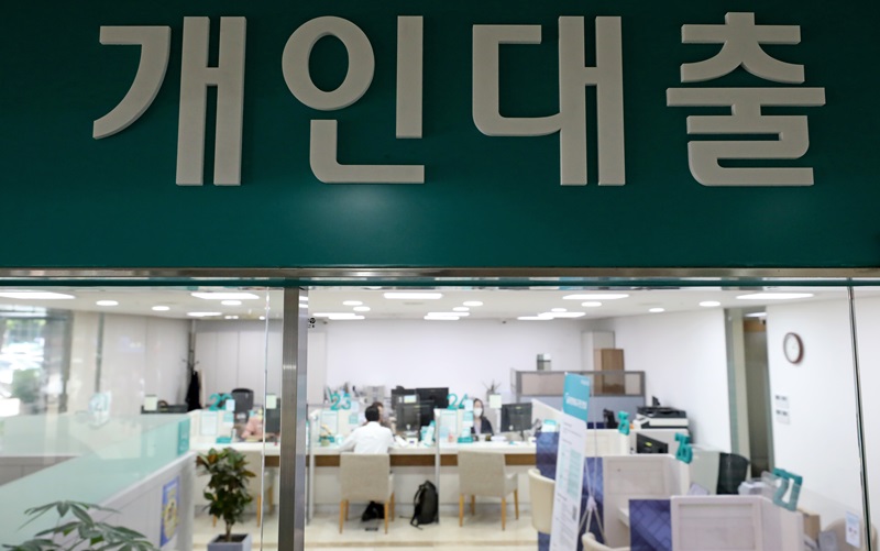서울에 위치한 은행 개인대출 창구에서 직원들이 업무를 하고 있는 모습.(ⓒ뉴스1, 무단 전재-재배포 금지)
