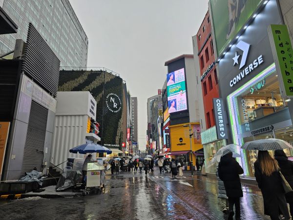 비가 꽤 많이 내렸지만, 명동을 찾은 관광객은 적지 않았습니다. 매장에는 외국어 응대가 가능한 직원들이 많았습니다.