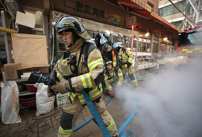 서울 강남구 영동전통시장에서 소방대원들이 전통시장 화재 상황에 대비한 훈련을 하고 있다. (ⓒ뉴스1, 무단 전재-재배포 금지)