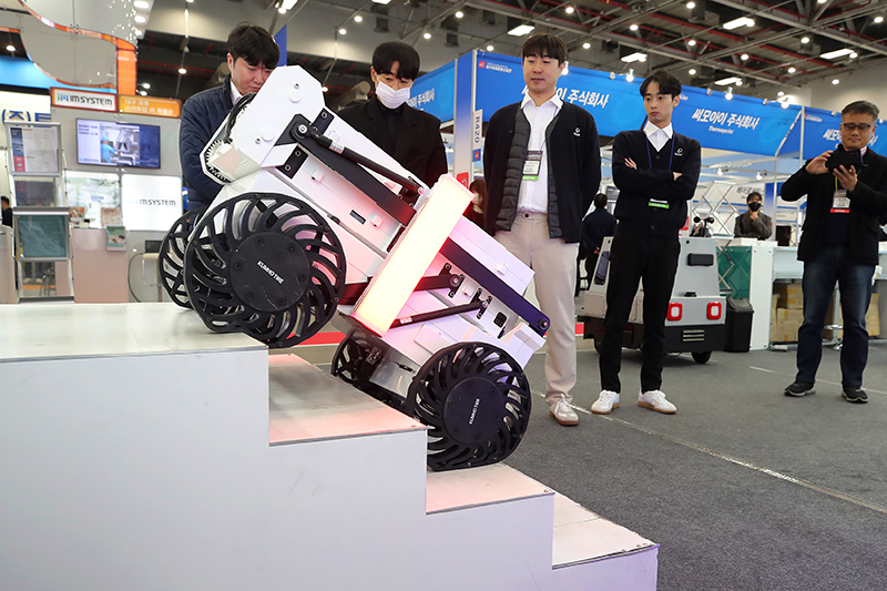 지난해 11월 대구 북구 엑스코에서 개막한 제12회 대구국제로봇산업전을 찾은 관람객들이 자율주행 배송로봇 시연을 관람하고 있다. (ⓒ뉴스1, 무단 전재-재배포 금지)