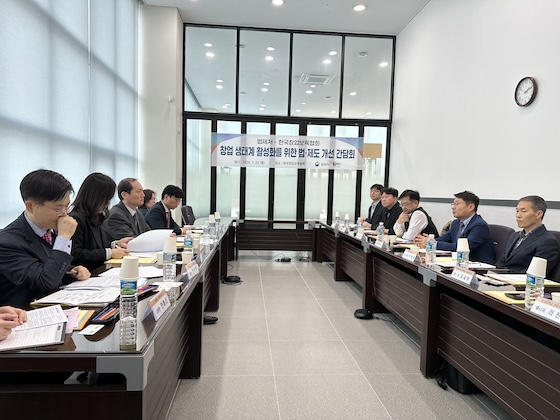 가까운 거리에서 활발한 분위기로 진행된 간담회