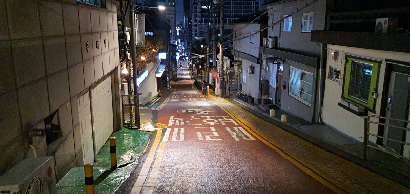 LED 조명으로 가로등을 교체해 빛 퍼짐 현상을 막고 바닥에 빛을 집중시켰다