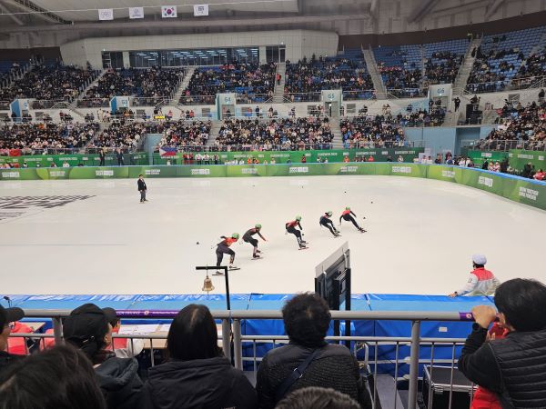 선수들이 트랙을 역주하고있다. 영상으로 보던것과는 다르게 엄청난 긴장감과 스릴을 느낄 수 있었다.