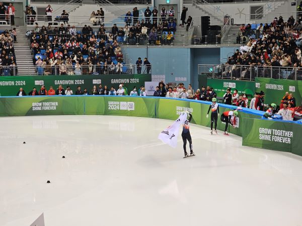 쇼트트랙 여자500m 파이널A경기의 순위가 발표된 후 대한민국 선수들이 태극기를 메고 트랙을 돌았다. 지금보다 수년 후 미래가 더욱 기대될 미래의 스타들이다.