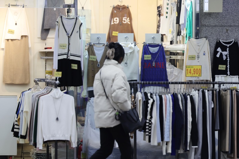 사진은 이날 오후 서울 시내 지하상가에 진열된 의류 모습. 2023.11.26(ⓒ뉴스1, 무단 전재-재배포 금지)