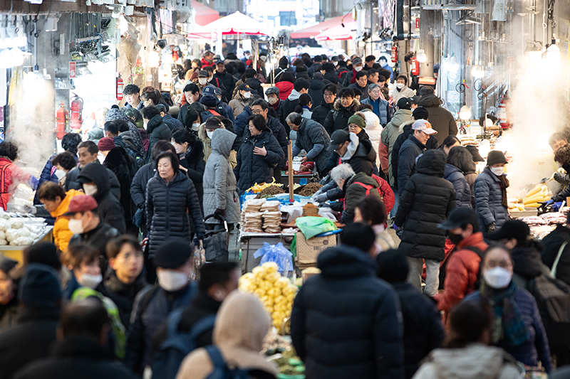 설 대목을 앞두고 서울 동대문구 경동시장이 시민들로 붐비고 있다. (ⓒ뉴스1, 무단 전재-재배포 금지)