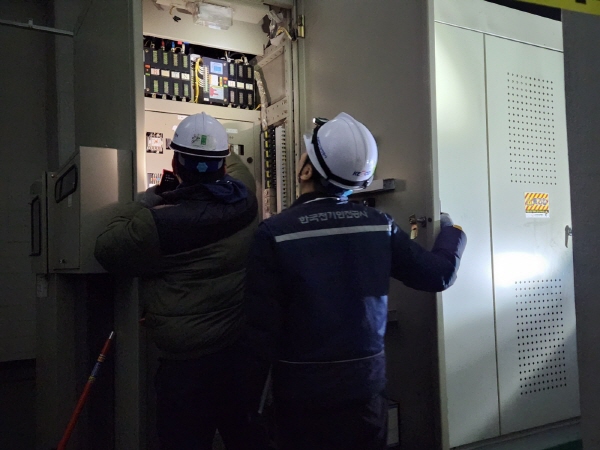 정전이 된 상태에서 변전실의 장비를 점검하고 있는 한국전기안전공사 직원들