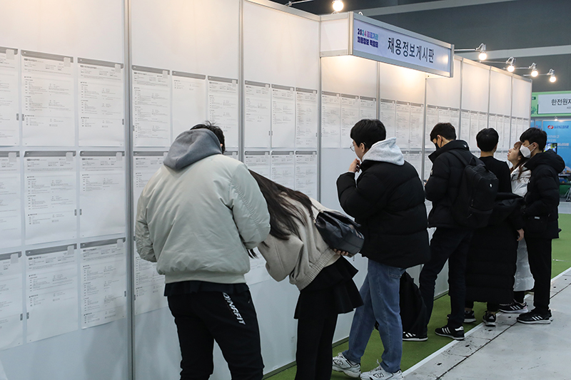 지난 1월 17일 오후 서울 양재동 aT센터에서 열린 2024공공기관 채용정보박람회를 찾은 취업준비생이 채용정보게시판을 살펴보고 있다. (ⓒ뉴스1, 무단 전재-재배포 금지)