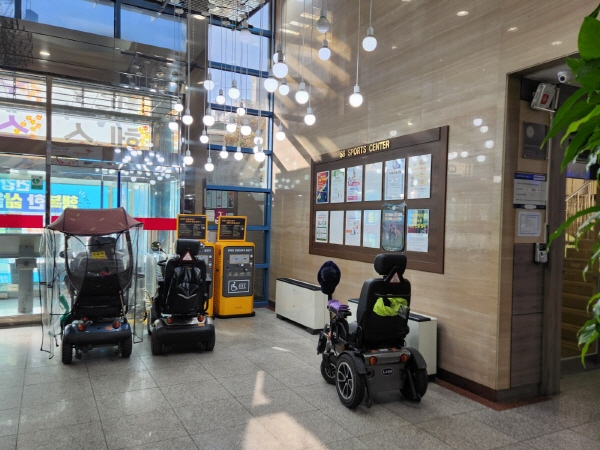 서부재활체육센터 입구쪽에 전동차 휠체어를 위한 충전기가 마련되어 있다.