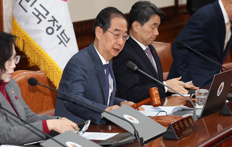 한덕수 국무총리가 30일 서울 종로구 정부서울청사에서 열린 국무회의에서 의사봉을 두드리고 있다.(ⓒ뉴스1, 무단 전재-재배포 금지)