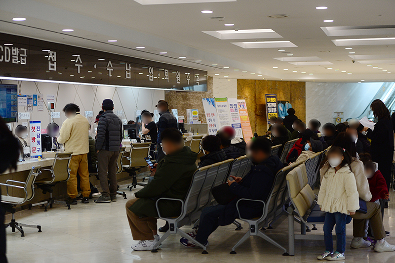 광주 남구 광주기독병원 본관 1층 업무창구에서 환자들이 진료 접수를 하기 위해 기다리고 있다. (ⓒ뉴스1, 무단 전재-재배포 금지)