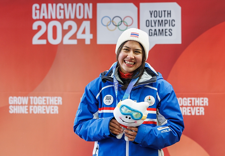 태국 봅슬레이 대표인 캄페올 아그네스가 지난달 22일 강원 평창의 알펜시아 슬라이딩센터에서 열린 대회 여자 모노봅(1인승) 경기에서 은메달을 따고 기뻐하고 있는 모습.(사진=OIS (Olympic Information Service)