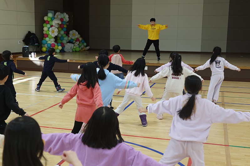 경기도 화성시 송린초등학교 1학년 학생들이 지난달 24일 오후돌봄 ‘에어로빅힙합 체육 특기적성 프로그램’에 참여하고 있다. (ⓒ문화체육관광부 국민소통실, 무단 전재-재배포 금지)