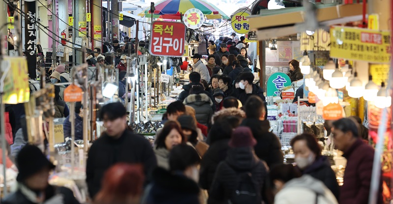 설 명절을 앞둔 2일 오후 경기도 구리시 구리전통시장에서 시민들이 장을 보고 있는 모습.(ⓒ뉴스1, 무단 전재-재배포 금지)