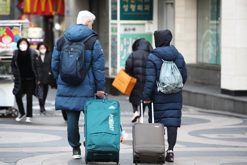 서울 중구 명동거리에서 관광객이 이동하고 있다.(ⓒ뉴스1, 무단 전재-재배포 금지)