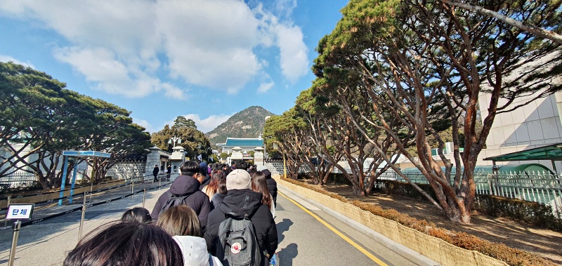 설 연휴가 시작된 첫날에도 청와대에 많은 사람들이 방문했다.