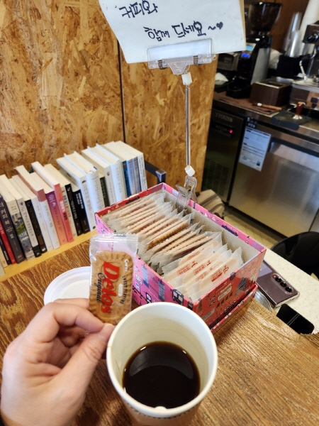 착한가격업소로 선정된 커피점은 저렴하지만 맛난 커피에 무료로 과자까지 제공하고 있다.