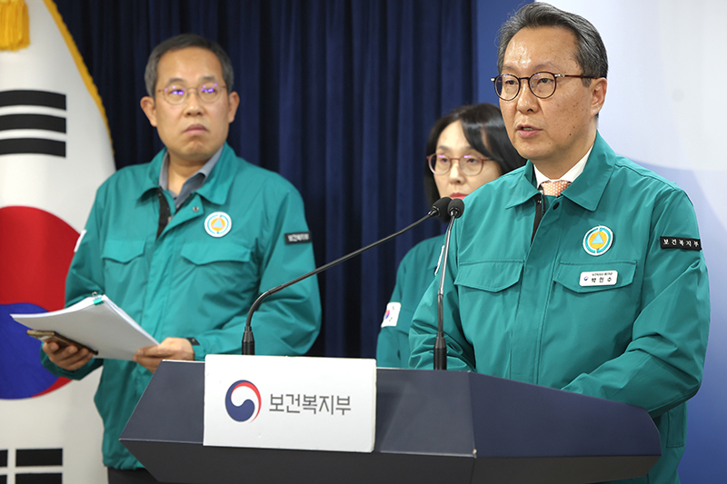 박민수 보건복지부 2차관이 14일 정부세종청사에서 의사 집단행동 중앙사고수습본부 정례 브리핑을 하고 있다. (사진=보건복지부)
