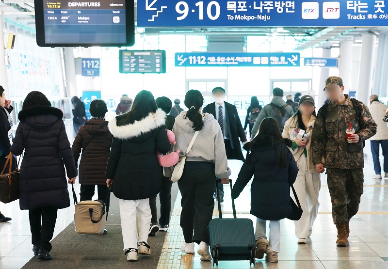 설 연휴를 하루 앞둔 8일 광주시 광산구 송정역에서 귀성객들이 KTX를 타기위해 이동하고 있다.(ⓒ뉴스1, 무단 전재-재배포 금지)