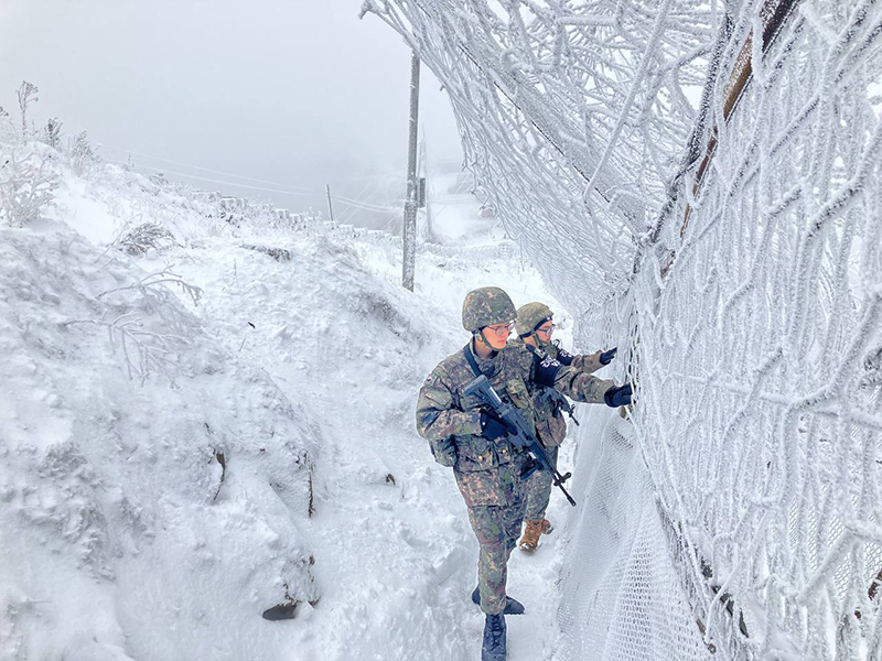 육군 21사단 GOP 장병들이 눈 쌓인 철책을 꼼꼼히 점검하며 경계근무를 서고 있다. (ⓒ뉴스1, 무단 전재-재배포 금지)