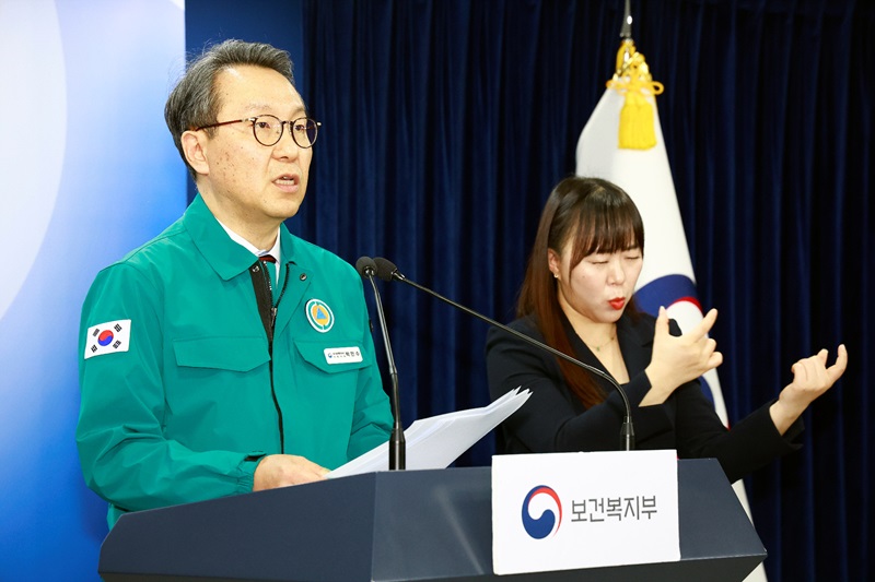 박민수 보건복지부 2차관이 15일 오전 정부서울청사에서 의사 집단행동 중앙사고수습본부 정례 브리핑을 하고 있다. (사진=보건복지부)
