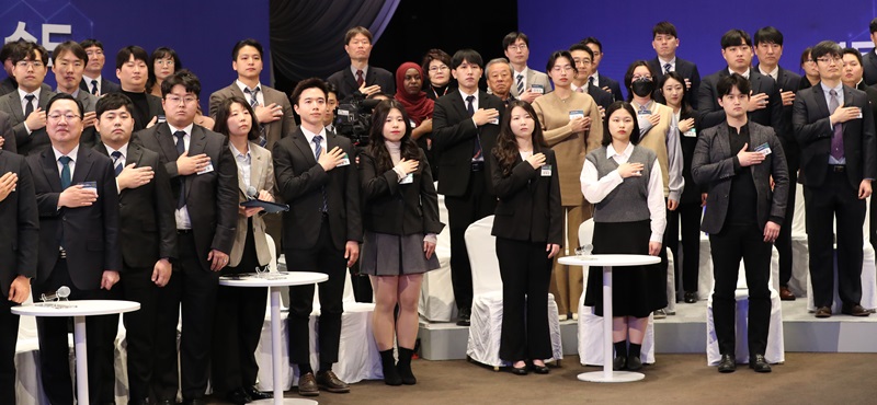16일 오전 대전 유성구 ICC호텔에서 ‘대한민국을 혁신하는 과학의 수도, 대전’을 주제로 열린 윤석열 대통령의 열두 번째 국민과 함께하는 민생토론회에 참석한 대학원생, 연구자 등이 국민의례를 하고 있다.(ⓒ뉴스1, 무단 전재-재배포 금지)