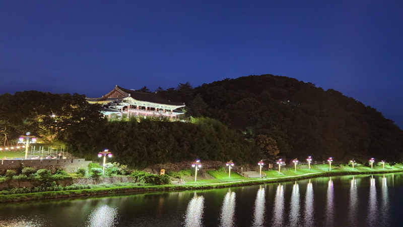 조선시대 3대 누각으로 알려진 밀양영남루가 국보로 지정된 이유는 주변경관과 잘 어우러진 조형미와 조선후기 건축 양식이 잘 보존된 점이 꼽혔다.