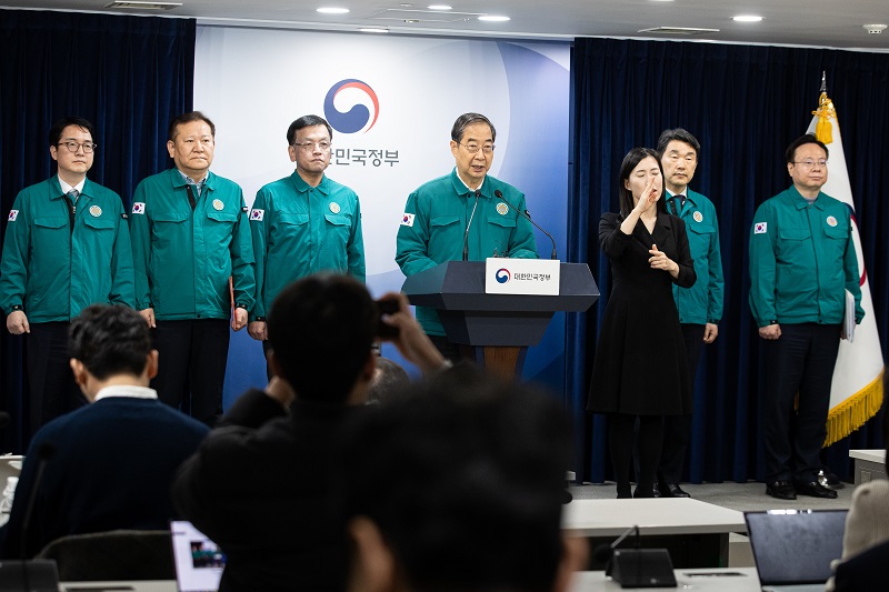 한덕수 국무총리가 18일 정부서울청사 합동브리핑실에서 의대 증원에 반발, 의사 집단행동 관련 대국민 담화를 발표하고 있다.(©뉴스1, 무단 전재-재배포 금지)