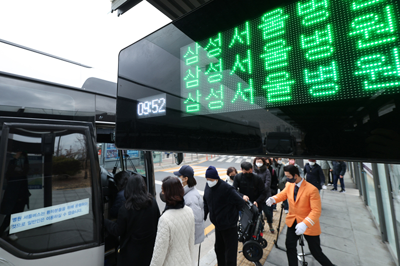 서울 강남구 수서역 앞에서 시민들이 종합병원 셔틀 버스를 타기 위해 줄을 서 있다. (ⓒ뉴스1, 무단 전재-재배포 금지)