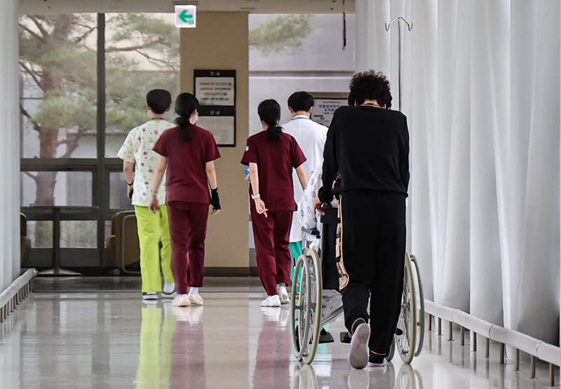 서울 시내의 한 대학병원에서 의료진과 환자가 발걸음을 옮기고 있다. (ⓒ뉴스1, 무단 전재-재배포 금지)
