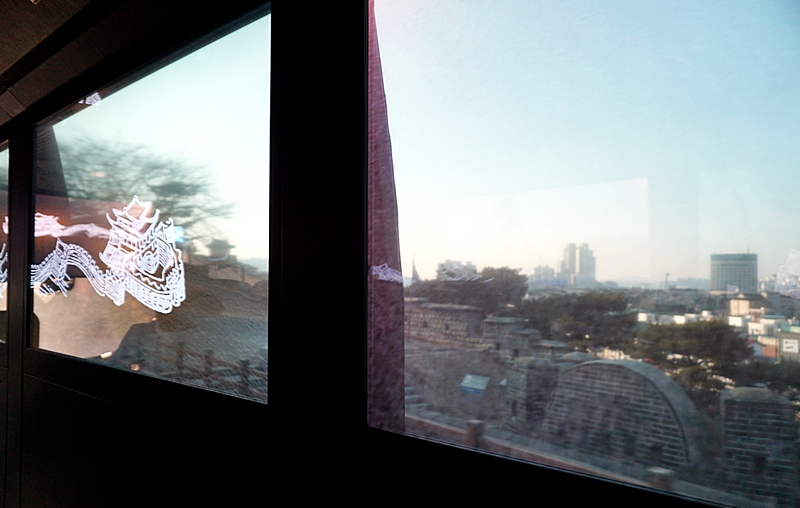 살포시 보이는 바깥 풍경이 현실을 알려준다. 투명 디스플레이 창이 12개가 있다.