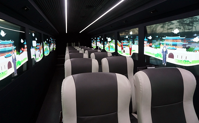 버스 어느 곳에 앉아도 5개의 실감형 미티어 아트 영상을 잘 볼 수 있다.