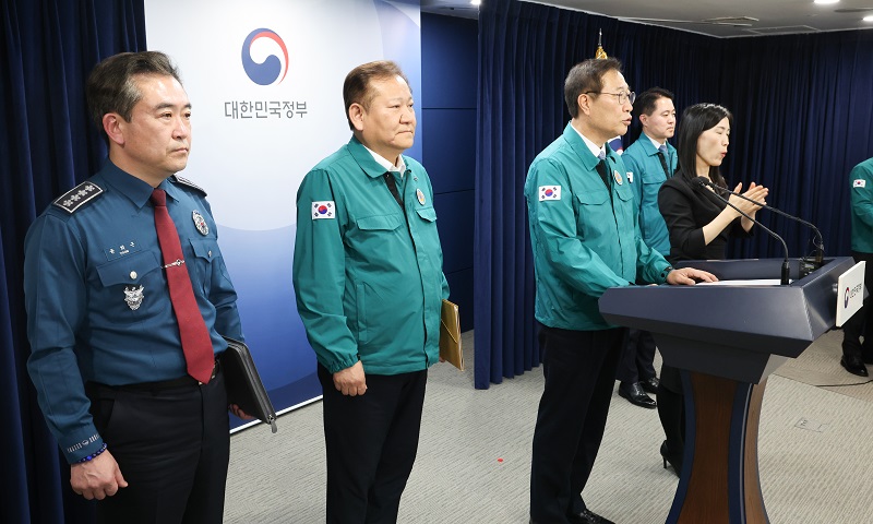 이상민 행정안전부 장관과 박성재 법무부 장관이 21일 서울 종로구 정부서울청사에서 의료계 집단행동 관련 관계부처 합동브리핑을 하고 있다. 왼쪽부터 윤희근 경찰청장, 이상민 행정안전부 장관, 박성재 법무부 장관, 신자용 대검찰청 차장검사.(ⓒ뉴스1, 무단 전재-재배포 금지)