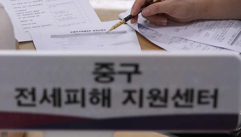 서울 중구청 전세피해 지원센터를 찾은 시민들이 상담을 받고 있는 모습. (사진=ⓒ뉴스1, 무단 전재-재배포 금지)