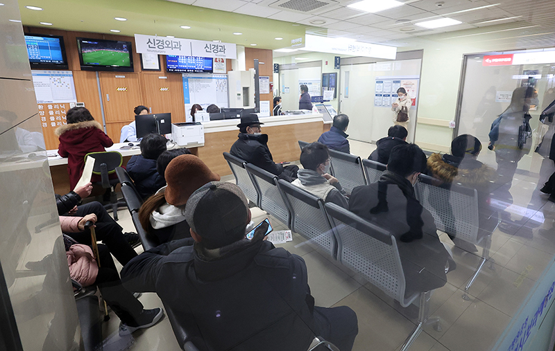 서울 동작구 보라매병원에서 환자들이 진료를 기다리고 있다. (ⓒ뉴스1, 무단 전재-재배포 금지)
